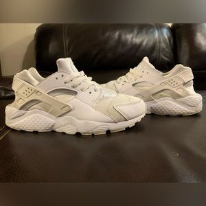 Woman’s huarache Nike shoes size 7